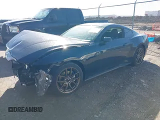 2024 Ford Mustang EcoBoost z VIN 1FA6P8TH1R5118490, wystawiony jako IAAI lot #41720519 z przebiegiem Nie podano mil oraz . Historia ofert i sprzedaży dostępna na DreamBid. Obrazek 2.