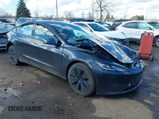 2025 Tesla Model 3 Long Range z VIN 5YJ3E1EAXSF932832, wystawiony jako IAAI lot #41657687 z przebiegiem Nie podano mil oraz . Historia ofert i sprzedaży dostępna na DreamBid. Obrazek 1.