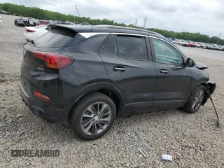 2020 Buick Encore GX Select z VIN KL4MMDSL6LB096756, wystawiony jako Copart lot #53494315 z przebiegiem 109 932 mil mil oraz Szkoda całkowita • Salvage title. Historia ofert i sprzedaży dostępna na DreamBid. Obrazek 3.