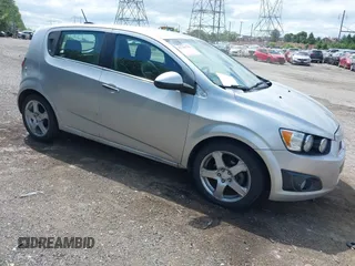 2015 Chevrolet Sonic LTZ z VIN 1G1JE6SB6F4118460, wystawiony jako IAAI lot #42311245 z przebiegiem 114 947 mil mil oraz . Historia ofert i sprzedaży dostępna na DreamBid. Obrazek 1.