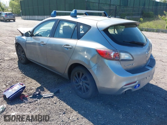 2013 Mazda 3 i Touring z VIN JM1BL1LP2D1742494, wystawiony jako IAAI lot #42186275 z przebiegiem 150 046 mil mil oraz . Historia ofert i sprzedaży dostępna na DreamBid. Obrazek 3.