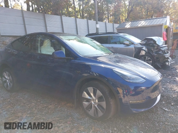 2024 Tesla Model Y Long Range with VIN 7SAYGDEE1RA266328, listed as a IAAI auction lot 40610351 with 13,573 mi miles. Bid and sale history available at carsss.com. Image 1.