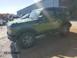 2024 Ford Bronco Big Bend z VIN 1FMDE7AH9RLB27322, wystawiony jako Copart lot #49263955 z przebiegiem 1080 mil mil oraz Szkody całkowita. Historia ofert i sprzedaży dostępna na DreamBid. Obrazek 1.