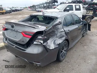 2023 Toyota Camry SE z VIN 4T1T11AK8PU802097, wystawiony jako IAAI lot #42389754 z przebiegiem 19 732 mil mil oraz . Historia ofert i sprzedaży dostępna na DreamBid. Obrazek 4.