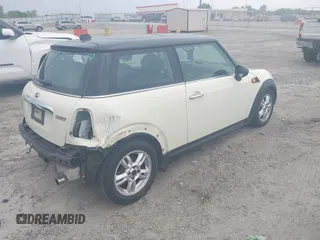 2011 MINI Hardtop z VIN WMWSU3C52BT096539, wystawiony jako IAAI lot #42140064 z przebiegiem 89 046 mil mil oraz . Historia ofert i sprzedaży dostępna na DreamBid. Obrazek 4.