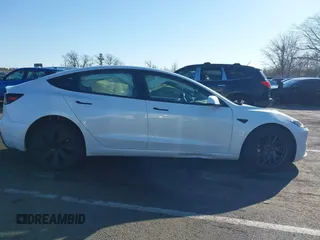 2025 Tesla Model 3 Long Range z VIN 5YJ3E1EB3SF911796, wystawiony jako IAAI lot #41753091 z przebiegiem 1 751 mil mil oraz . Historia ofert i sprzedaży dostępna na DreamBid. Obrazek 13.