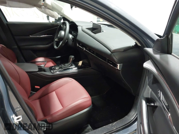 2025 Mazda CX-30 S Carbon Edition z VIN 3MVDMBCM7SM783008, wystawiony jako IAAI lot #42033197 z przebiegiem 5 047 mil mil oraz . Historia ofert i sprzedaży dostępna na DreamBid. Obrazek 5.