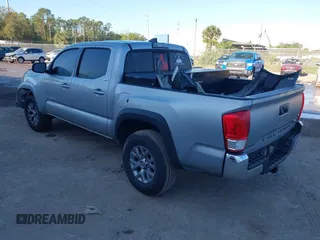 2017 Toyota Tacoma SR5 z VIN 5TFAZ5CN3HX024083, wystawiony jako IAAI lot #41739213 z przebiegiem 111 226 mil mil oraz . Historia ofert i sprzedaży dostępna na DreamBid. Obrazek 3.