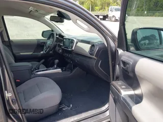 2020 Toyota Tacoma SR5 z VIN 5TFAZ5CN4LX091283, wystawiony jako IAAI lot #42076014 z przebiegiem 61 246 mil mil oraz . Historia ofert i sprzedaży dostępna na DreamBid. Obrazek 5.