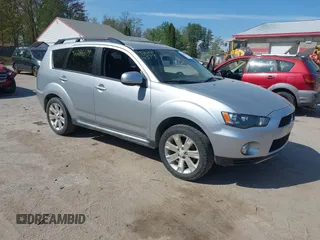 2013 Mitsubishi Outlander SE z VIN JA4JT3AW1DU001747, wystawiony jako IAAI lot #42286379 z przebiegiem 138 536 mil mil oraz . Historia ofert i sprzedaży dostępna na DreamBid. Obrazek 1.