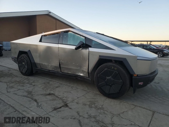2024 Tesla Cybertruck z VIN 7G2CEHED6RA003275, wystawiony jako Copart lot #89005955 z przebiegiem 10 456 mil mil oraz Szkoda całkowita • Salvage title. Historia ofert i sprzedaży dostępna na DreamBid. Obrazek 4.
