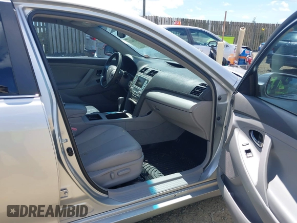 2007 Toyota Camry z VIN 4T1BB46K37U007610, wystawiony jako IAAI lot #42546223 z przebiegiem 252 363 mil mil oraz . Historia ofert i sprzedaży dostępna na DreamBid. Obrazek 5.