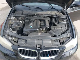 2011 BMW 3 Series 328i xDrive z VIN WBAPK7G55BNN87270, wystawiony jako IAAI lot #41907780 z przebiegiem 168 844 mil mil oraz . Historia ofert i sprzedaży dostępna na DreamBid. Obrazek 10.