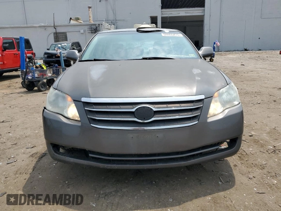 2005 Toyota Avalon XL z VIN 4T1BK36B85U014222, wystawiony jako Copart lot #59955415 z przebiegiem 239 897 mil mil oraz Czysty tytuł • Clean title. Historia ofert i sprzedaży dostępna na DreamBid. Obrazek 5.