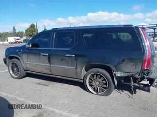 2011 Cadillac Escalade ESV Premium z VIN 1GYS4JEFXBR189541, wystawiony jako IAAI lot #41731883 z przebiegiem 106 023 mil mil oraz . Historia ofert i sprzedaży dostępna na DreamBid. Obrazek 14.