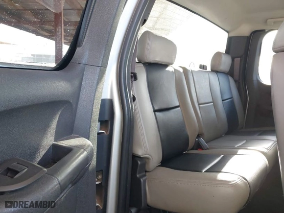 2011 Chevrolet Silverado 1500 LT with VIN 1GCRCSE09BZ423063, listed as a IAAI auction lot 41486593 with 390,292 mi miles. Bid and sale history available at carsss.com. Image 8.