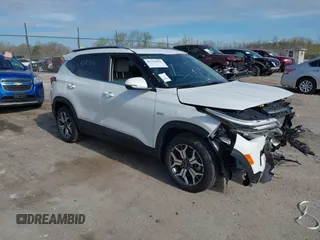 2023 Kia Seltos EX z VIN KNDERCAA3P7459805, wystawiony jako IAAI lot #42192832 z przebiegiem 11 833 mil mil oraz . Historia ofert i sprzedaży dostępna na DreamBid. Obrazek 1.