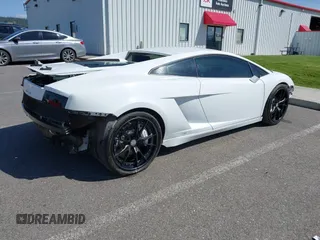2009 Lamborghini Gallardo z VIN ZHWGU54T59LA07777, wystawiony jako IAAI lot #39749159 z przebiegiem 8730 mil mil oraz . Historia ofert i sprzedaży dostępna na DreamBid. Obrazek 4.