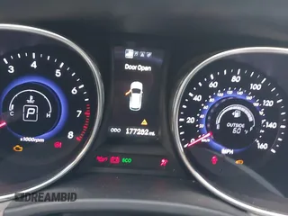 2015 Hyundai Santa Fe z VIN 5XYZU3LB4FG264397, wystawiony jako IAAI lot #42362877 z przebiegiem 177 252 mil mil oraz . Historia ofert i sprzedaży dostępna na DreamBid. Obrazek 7.