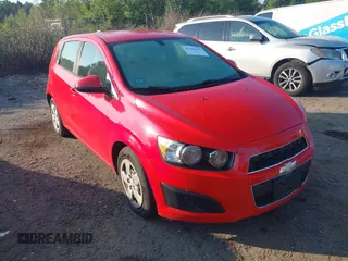 2015 Chevrolet Sonic LS z VIN 1G1JA6SG2F4203139, wystawiony jako IAAI lot #42742382 z przebiegiem 151 168 mil mil oraz . Historia ofert i sprzedaży dostępna na DreamBid. Obrazek 1.