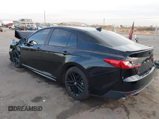 2025 Toyota Camry LE z VIN 4T1DAACK5SU523507, wystawiony jako IAAI lot #41389041 z przebiegiem 5 027 mil mil oraz . Historia ofert i sprzedaży dostępna na DreamBid. Obrazek 3.