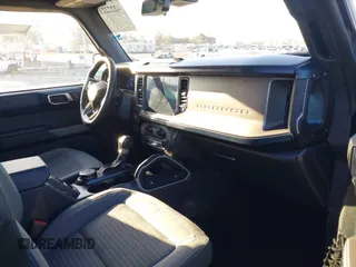 2021 Ford Bronco z VIN 1FMEE5DP7MLA93692, wystawiony jako IAAI lot #42222219 z przebiegiem 18 982 mil mil oraz . Historia ofert i sprzedaży dostępna na DreamBid. Obrazek 5.