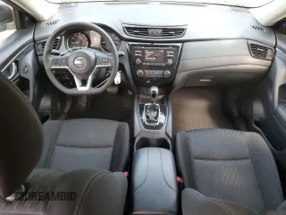 2017 Nissan Rogue SV z VIN KNMAT2MV0HP613929, wystawiony jako Copart lot #61374035 z przebiegiem 127 530 mil mil oraz Szkoda całkowita • Salvage title. Historia ofert i sprzedaży dostępna na DreamBid. Obrazek 8.