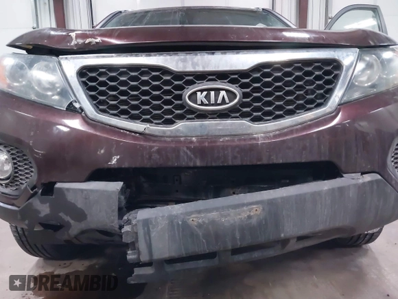 2013 Kia Sorento EX z VIN 5XYKUDA29DG313777, wystawiony jako IAAI lot #41574912 z przebiegiem 120 003 mil mil oraz . Historia ofert i sprzedaży dostępna na DreamBid. Obrazek 6.