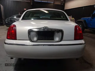 2001 Lincoln Town Car Cartier z VIN 1LNHM83W51Y609962, wystawiony jako IAAI lot #41623323 z przebiegiem 201 799 mil mil oraz . Historia ofert i sprzedaży dostępna na DreamBid. Obrazek 16.