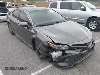 2020 Toyota Camry SE z VIN 4T1G11AK2LU989218, wystawiony jako IAAI lot #42204901 z przebiegiem 83 147 mil mil oraz . Historia ofert i sprzedaży dostępna na DreamBid. Obrazek 1.
