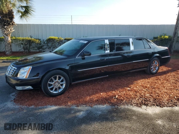 2011 Cadillac DTS Professional Limousine z VIN 1GE7K9C62BU600079, wystawiony jako Copart lot #57912465 z przebiegiem 52 328 mil mil oraz Tytuł czysty. Historia ofert i sprzedaży dostępna na DreamBid. Obrazek 1.