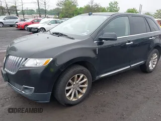 2011 Lincoln MKX z VIN 2LMDJ8JK5BBJ33898, wystawiony jako IAAI lot #42273243 z przebiegiem 199 864 mil mil oraz . Historia ofert i sprzedaży dostępna na DreamBid. Obrazek 2.