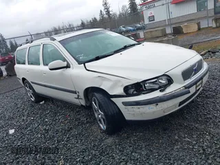 2001 Volvo V70 with VIN YV1SW58D211021451, listed as a IAAI auction lot 41705840 with 177,711 mi miles. Bid and sale history available at carsss.com. Image 1.