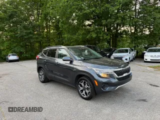2021 Kia Seltos EX z VIN KNDERCAA6M7135176, wystawiony jako Copart lot #59635315 z przebiegiem 106 872 mil mil oraz Czysty tytuł • Clean title. Historia ofert i sprzedaży dostępna na DreamBid. Obrazek 1.