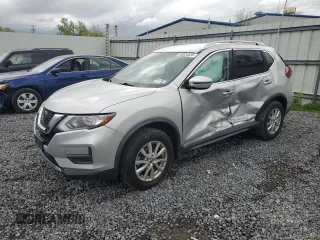 2020 Nissan Rogue SV z VIN JN8AT2MV2LW133572, wystawiony jako Copart lot #56024025 z przebiegiem 41 422 mil mil oraz Szkoda całkowita • Salvage title. Historia ofert i sprzedaży dostępna na DreamBid. Obrazek 1.