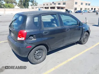 2006 Chevrolet Aveo LS z VIN KL1TD66686B523769, wystawiony jako IAAI lot #42835077 z przebiegiem Nie podano mil oraz . Historia ofert i sprzedaży dostępna na DreamBid. Obrazek 4.