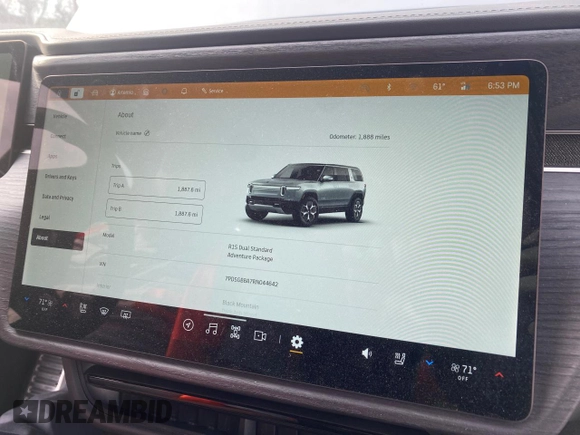 2024 Rivian R1S Adventure z VIN 7PDSGBBA7RN044642, wystawiony jako Copart lot #62567904 z przebiegiem 1888 mil mil oraz Szkody całkowita. Historia ofert i sprzedaży dostępna na DreamBid. Obrazek 9.