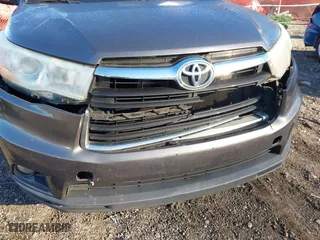 2014 Toyota Highlander XLE with VIN 5TDKKRFH2ES021473, listed as a IAAI auction lot 41809149 with 220,867 mi miles. Bid and sale history available at carsss.com. Image 6.