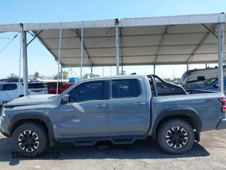 2023 Nissan Frontier Pro-4X z VIN 1N6ED1EKXPN641323, wystawiony jako IAAI lot #42227180 z przebiegiem 25 199 mil mil oraz . Historia ofert i sprzedaży dostępna na DreamBid. Obrazek 14.