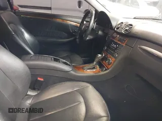 2009 Mercedes-Benz CLK 550 z VIN WDBTJ72H09F265130, wystawiony jako IAAI lot #42436761 z przebiegiem 133 527 mil mil oraz . Historia ofert i sprzedaży dostępna na DreamBid. Obrazek 5.