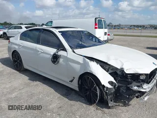 2021 BMW 5 Series 530i z VIN WBA53BH01MWX02468, wystawiony jako IAAI lot #42115308 z przebiegiem 26 649 mil mil oraz . Historia ofert i sprzedaży dostępna na DreamBid. Obrazek 1.