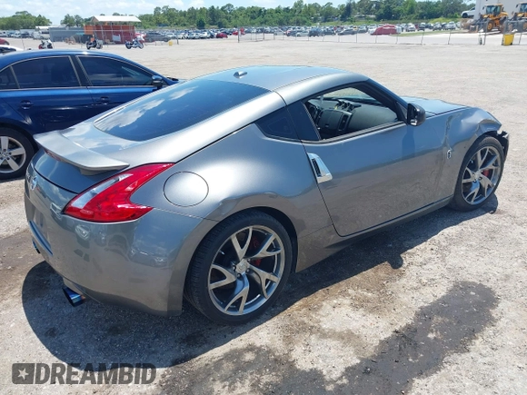 2013 Nissan 370Z Touring z VIN JN1AZ4EH2DM384011, wystawiony jako IAAI lot #42274166 z przebiegiem 87 499 mil mil oraz . Historia ofert i sprzedaży dostępna na DreamBid. Obrazek 4.