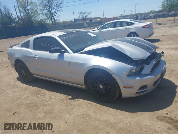 2014 Ford Mustang V6 z VIN 1ZVBP8AM4E5202464, wystawiony jako IAAI lot #42230631 z przebiegiem 171 523 mil mil oraz . Historia ofert i sprzedaży dostępna na DreamBid. Obrazek 1.