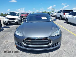 2013 Tesla Model S Performance z VIN 5YJSA1DP9DFP06121, wystawiony jako IAAI lot #42511097 z przebiegiem 100 990 mil mil oraz . Historia ofert i sprzedaży dostępna na DreamBid. Obrazek 13.
