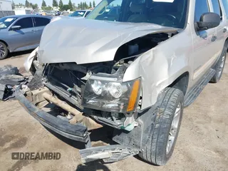 2007 Chevrolet Tahoe LS z VIN 1GNFC13C97J402723, wystawiony jako IAAI lot #42588033 z przebiegiem Nie podano mil oraz . Historia ofert i sprzedaży dostępna na DreamBid. Obrazek 18.