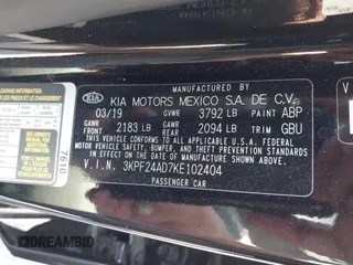 2019 Kia Forte LXS z VIN 3KPF24AD7KE102404, wystawiony jako IAAI lot #42571520 z przebiegiem 61 502 mil mil oraz . Historia ofert i sprzedaży dostępna na DreamBid. Obrazek 9.