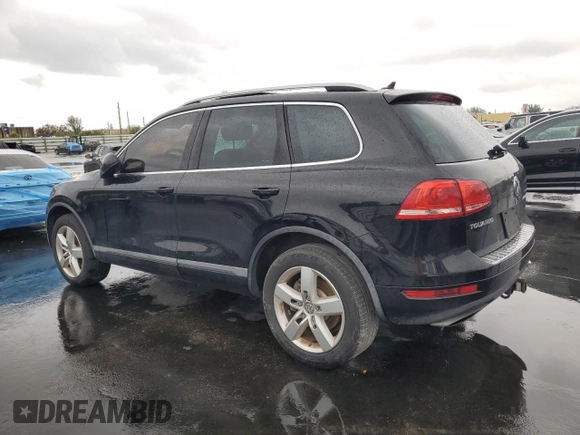 2014 Volkswagen Touareg Lux z VIN WVGEF9BP8ED011360, wystawiony jako Copart lot #51774435 z przebiegiem 101 215 mil mil oraz Szkody całkowita. Historia ofert i sprzedaży dostępna na DreamBid. Obrazek 2.