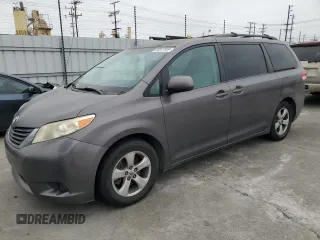 2012 Toyota Sienna LE AAS z VIN 5TDKK3DC0CS242667, wystawiony jako Copart lot #65041005 z przebiegiem 196 322 mil mil oraz Czysty tytuł • Clean title. Historia ofert i sprzedaży dostępna na DreamBid. Obrazek 1.