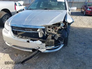 2011 Chrysler 200 Touring z VIN 1C3BC1FB5BN536158, wystawiony jako IAAI lot #41816455 z przebiegiem 111 069 mil mil oraz . Historia ofert i sprzedaży dostępna na DreamBid. Obrazek 6.