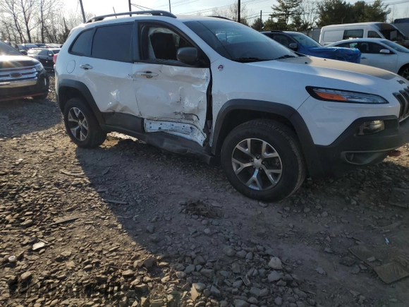 2018 Jeep Cherokee Trailhawk with VIN 1C4PJMBB0JD512787, listed as a Copart auction lot 48319185 with 0 mi miles and Salvage Title. Bid and sale history available at carsss.com. Image 4.